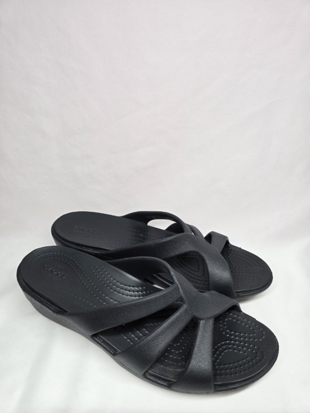 Crocs Women's Sanrah Mini Wedge Strappy Sandals Black Size 11 Sandals